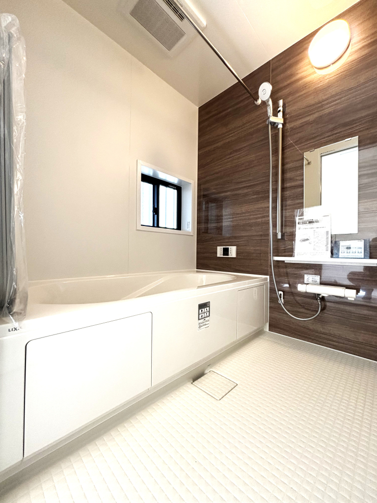 ☆憧れの広々サイズバスルーム　☆ 足を延ばせてゆっくりとくつろげる広々バスルーム。