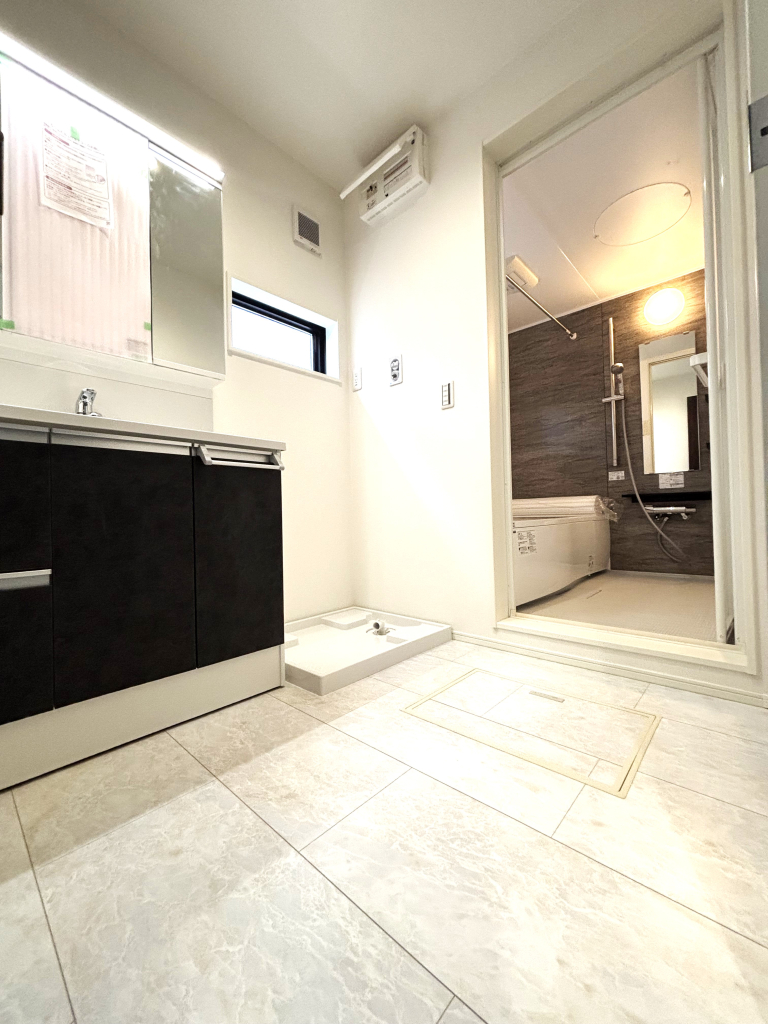 ☆清潔感溢れる洗面室☆ 心地良い空間を意識した洗面室。収納豊富な化粧台、奥様に必要な三面鏡。