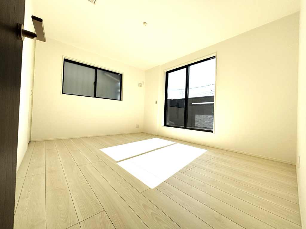 ☆広々角部屋の主寝室☆ 風が抜けて爽やかな住み心地を演出し、ご夫婦の寝室として満たされたお部屋