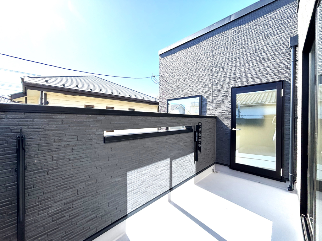 ☆☆　南向きバルコニーの恵み　☆☆ 南からの明るい陽ざしを目一杯浴びる恩恵。