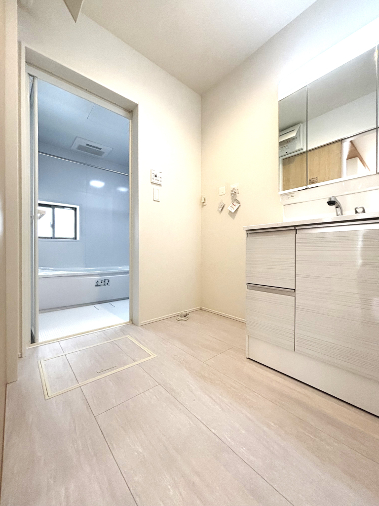 ☆清潔感溢れる洗面室☆ 心地良い空間を意識した洗面室。収納豊富な化粧台、奥様に必要な三面鏡。