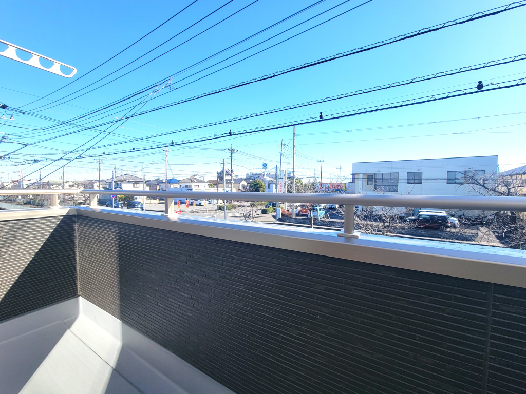 ☆広々バルコニー☆ 洗濯物も困らない広々バルコニー。碧空からの日差しを思う存分受け止める