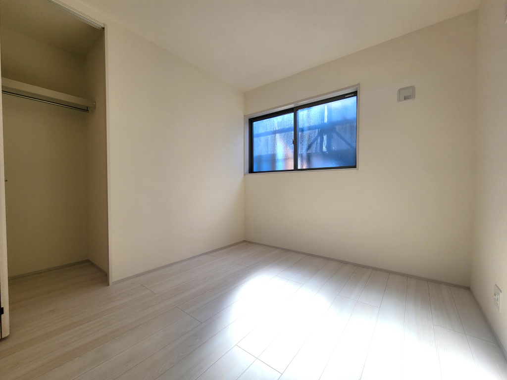 ☆お子様にも格別な空間を☆ 一生の思い出となるマイルーム。しっかりサイズの広さにクローゼット収納。