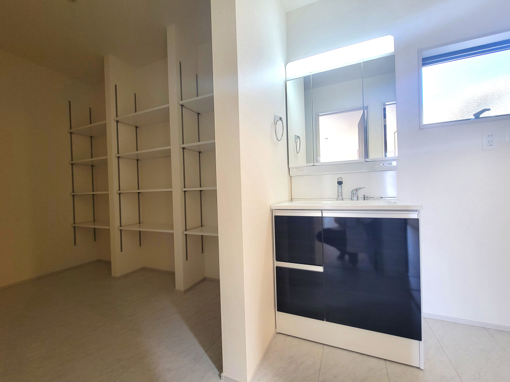 ☆☆　広々洗面ルーム　☆☆ 1日の始まりや入浴前に必ず入る空間だからこそ、清潔感や広さが重要になる。