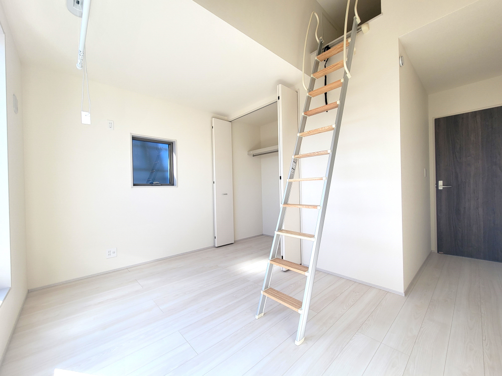 ☆広々角部屋の主寝室☆ 風が抜けて爽やかな住み心地を演出し、ご夫婦の寝室として満たされたお部屋です。