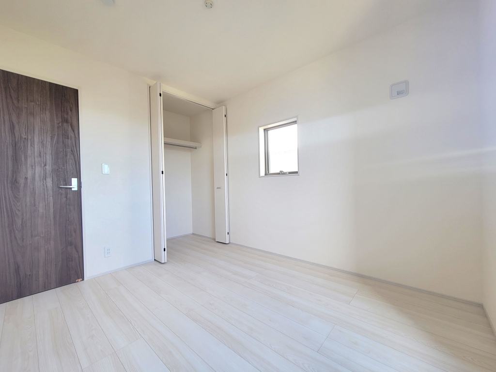 ☆お子様にも格別な空間を☆ お子様の成長にも欠かせない陽ざし。朝の目覚めも太陽の力でスッキリと。