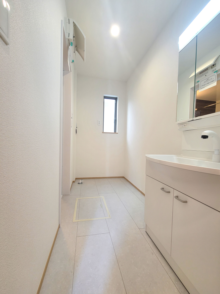 ☆清潔感溢れる洗面室☆ 心地良い空間を意識した洗面室。収納豊富な化粧台、奥様に必要な三面鏡。