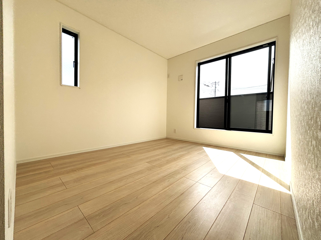 ☆☆　広々角部屋の主寝室　☆☆ 窓が多く、大きく差し込む陽射しも素晴らしい主寝室。