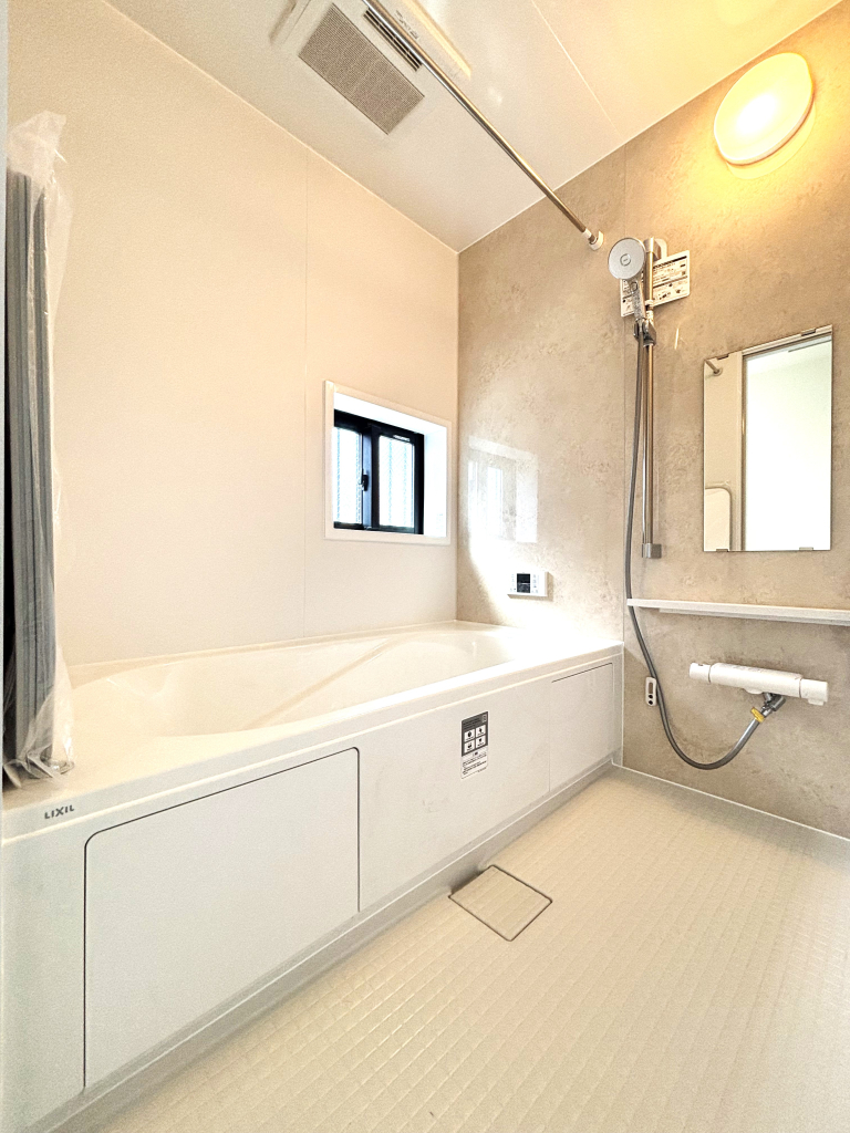 ☆憧れの広々サイズバスルーム　☆ 足を延ばせてゆっくりとくつろげる広々バスルーム。