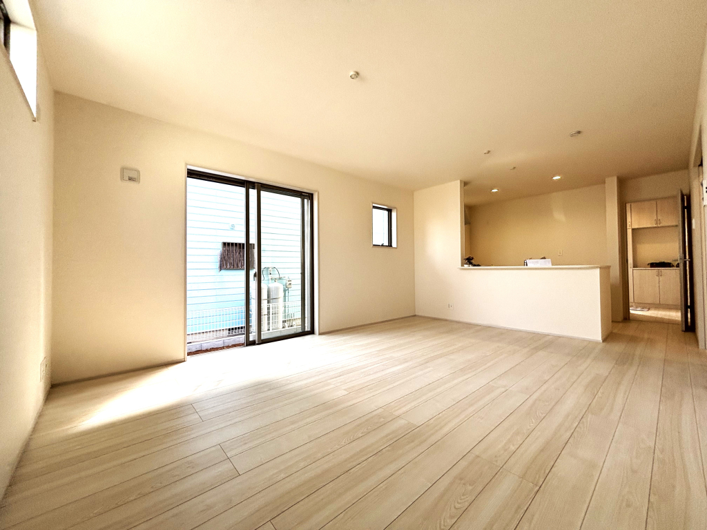 1号棟 窓が大きく開放感と日当たりの良さが魅力のリビング空間。