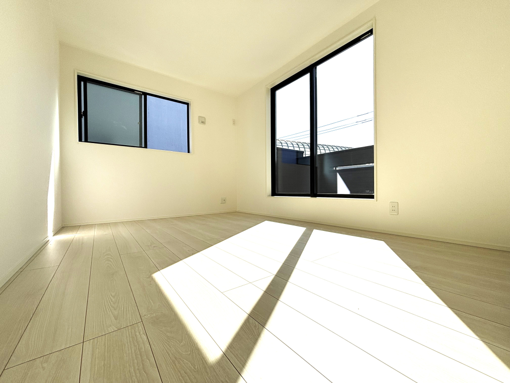 ☆広々角部屋の主寝室☆ 風が抜けて爽やかな住み心地を演出し、ご夫婦の寝室として満たされたお部屋