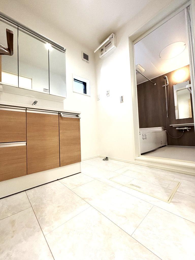 ☆清潔感溢れる洗面室☆ 心地良い空間を意識した洗面室。収納豊富な化粧台、奥様に必要な三面鏡。