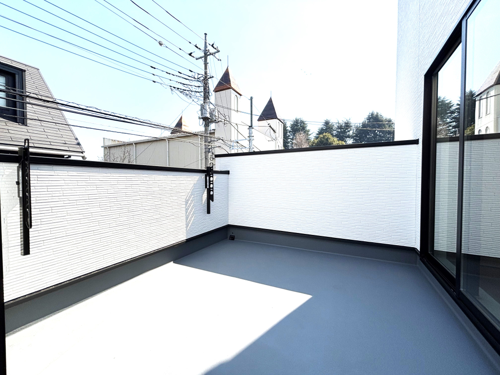 ☆☆　南向きバルコニーの恵み　☆☆ 南からの明るい陽ざしを目一杯浴びる恩恵。