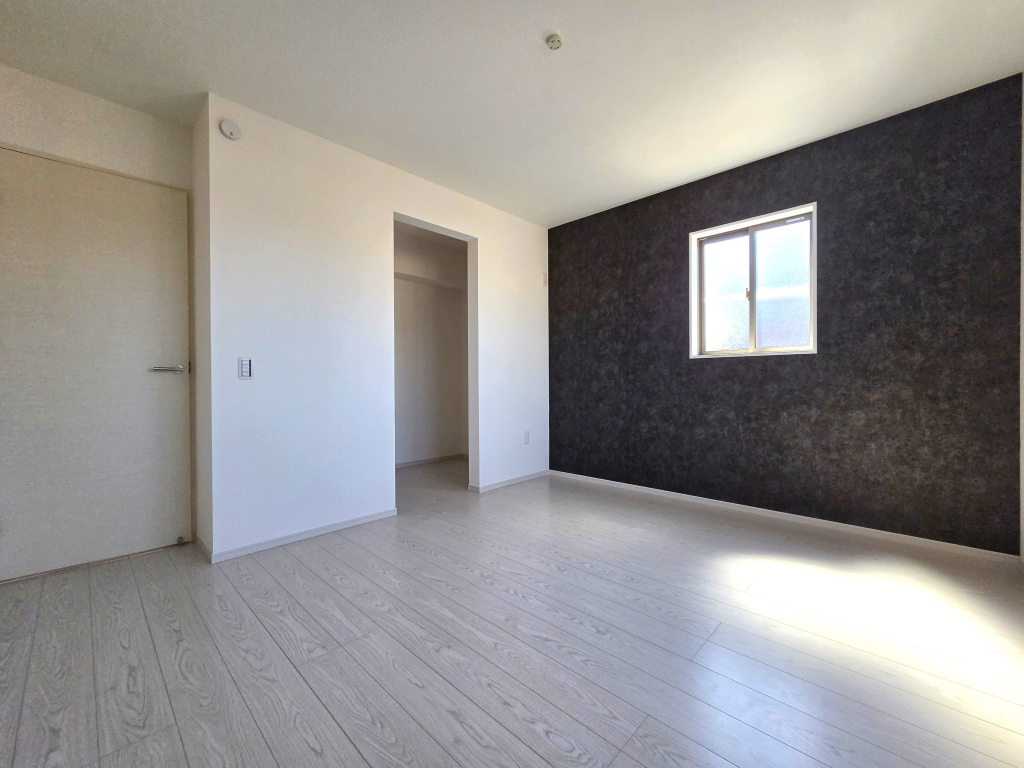 ☆広々角部屋の主寝室☆ 風が抜けて爽やかな住み心地を演出し、ご夫婦の寝室として満たされたお部屋