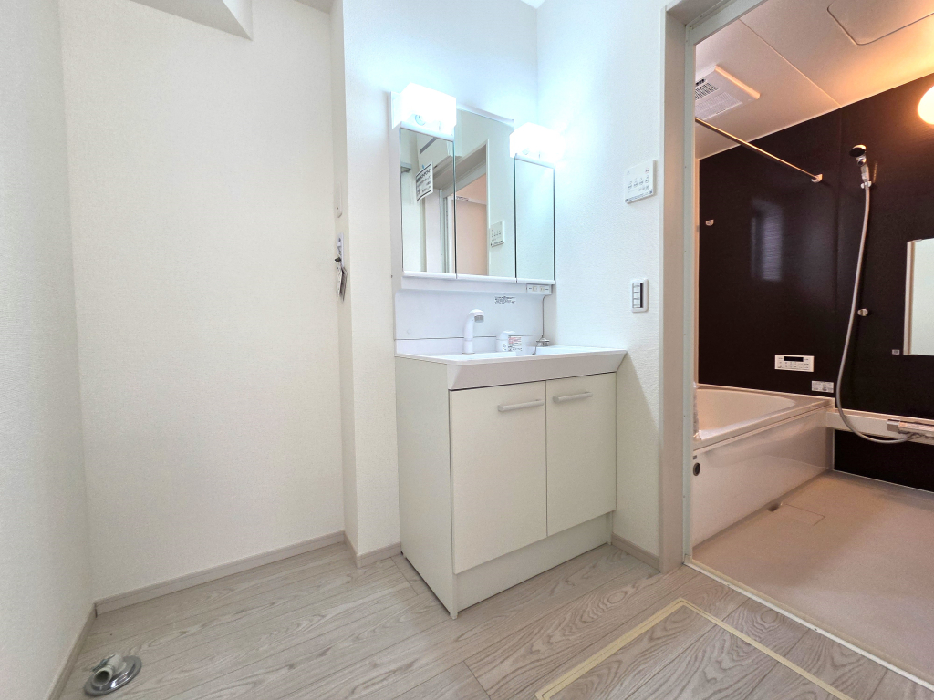 ☆清潔感溢れる洗面室☆ 心地良い空間を意識した洗面室。収納豊富な化粧台、奥様に必要な三面鏡。