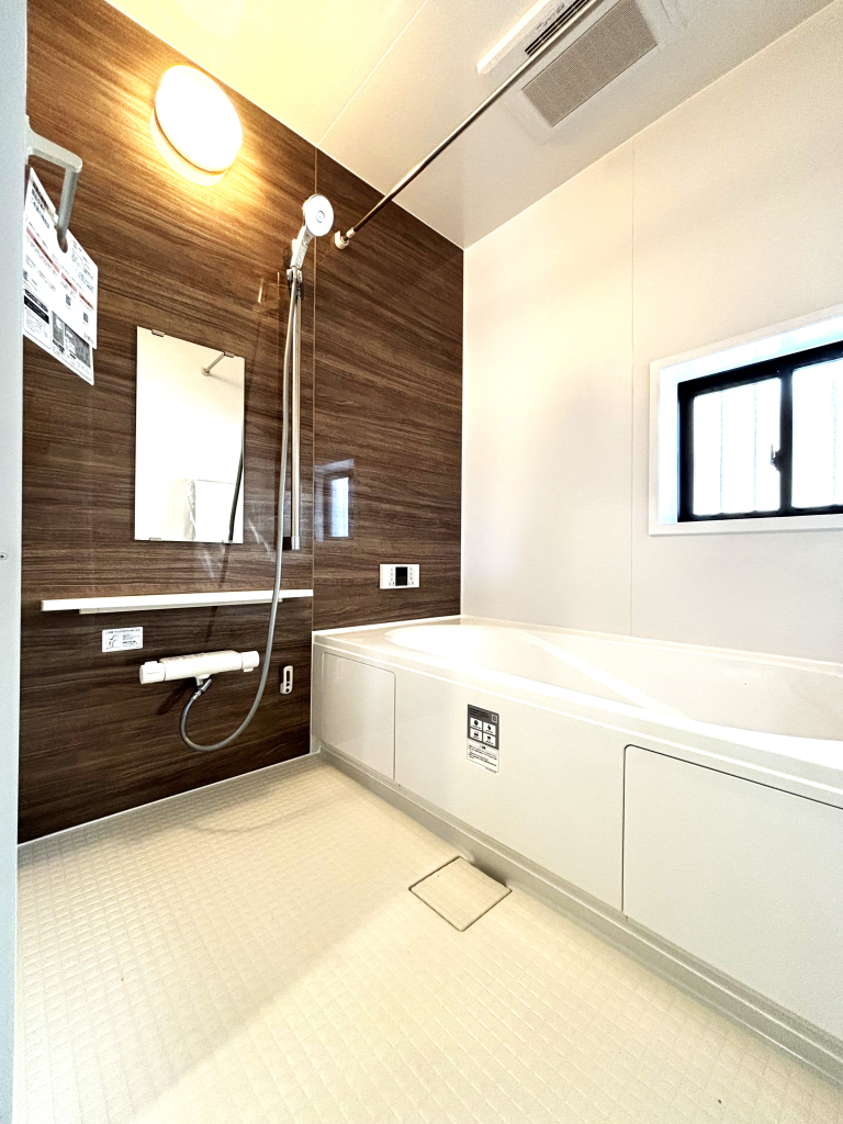 ☆憧れの広々サイズバスルーム　☆ 足を延ばせてゆっくりとくつろげる広々バスルーム。