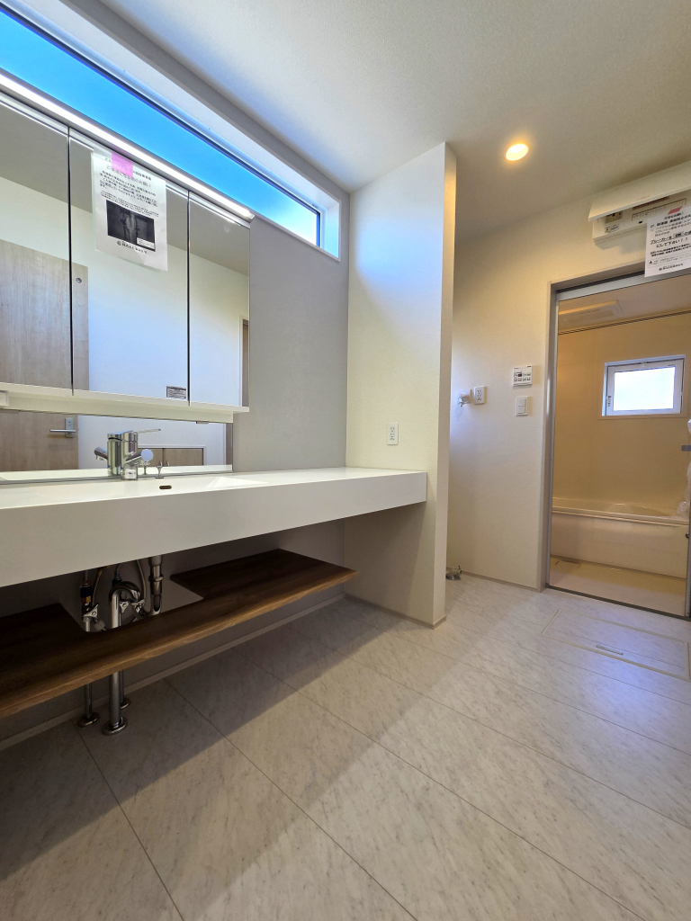 ☆清潔感溢れる洗面室☆ 心地良い空間を意識した洗面室。収納豊富な化粧台、奥様に必要な三面鏡。