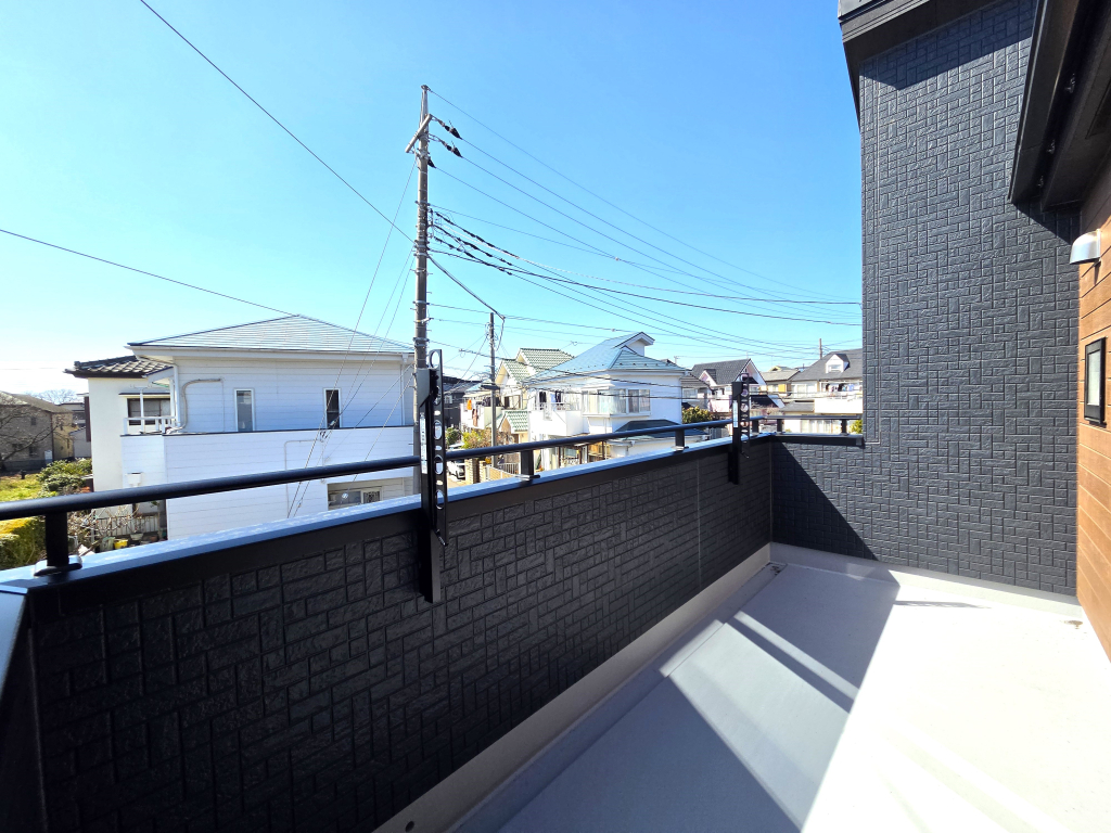 ☆青空がキレイに感じられる☆ 何気なく外の空気を感じたい時に来てしまう。それが我が家のバルコニーです