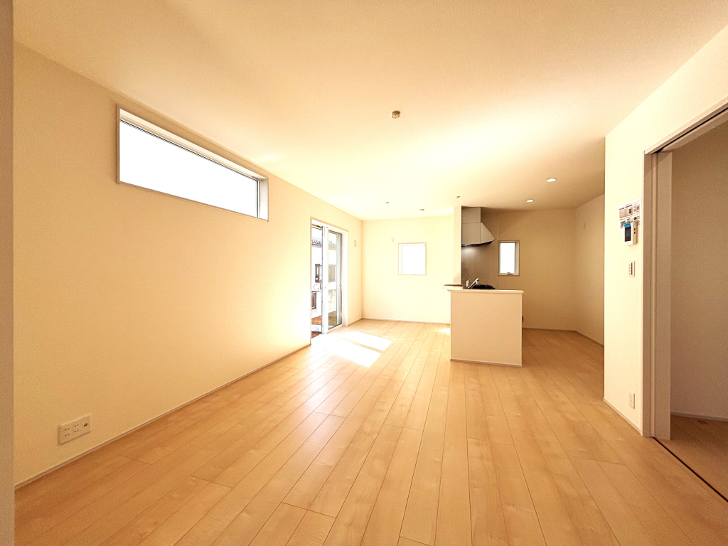 ８号棟 窓が大きく開放感と日当たりの良さが魅力のリビング空間。