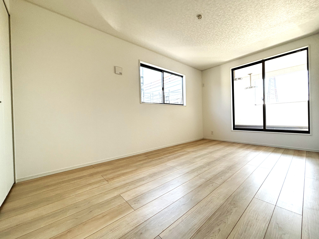 ☆☆　広々角部屋の主寝室　☆☆ 窓が多く、大きく差し込む陽射しも素晴らしい主寝室。