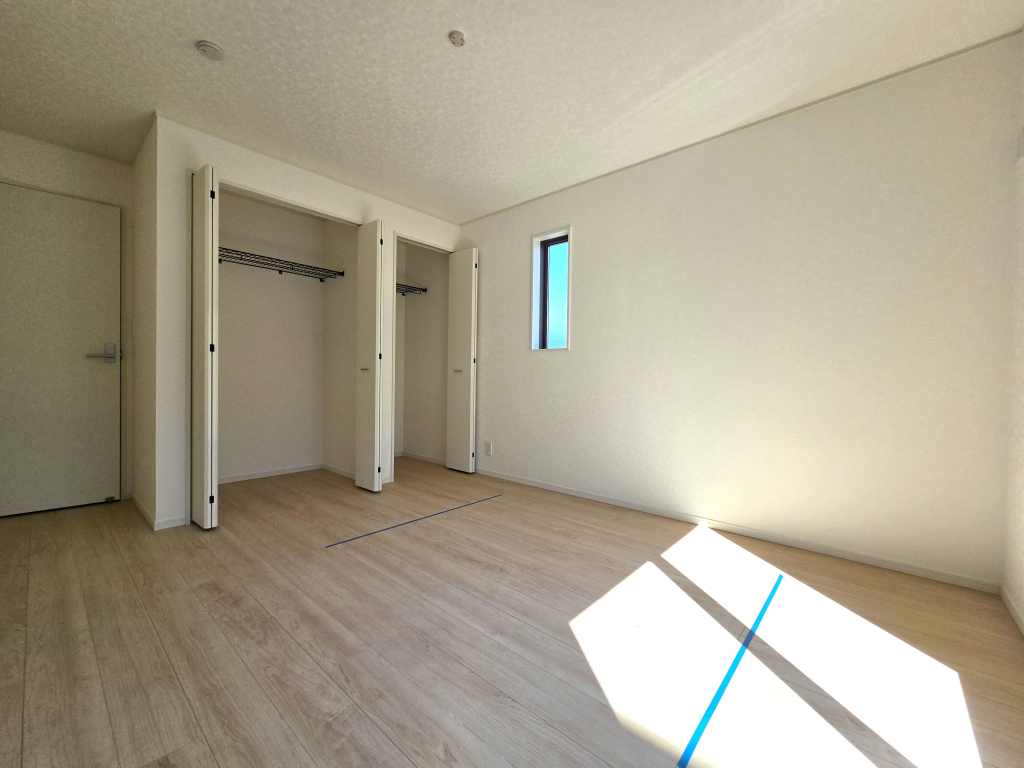 ☆☆ 広々角部屋の主寝室 ☆☆ 窓が多く、大きく差し込む陽射しも素晴らしい主寝室。