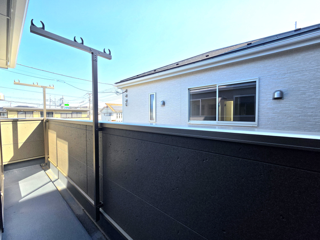 ☆青空がキレイに感じられる☆ 何気なく外の空気を感じたい時に来てしまう。それが我が家のバルコニーです