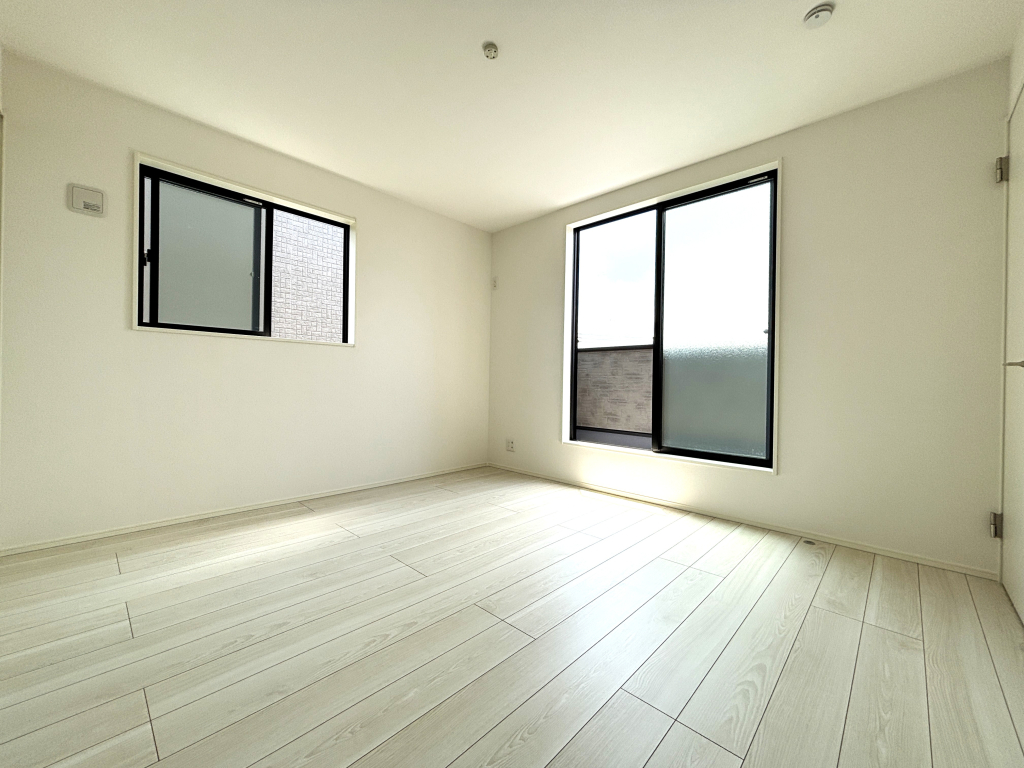 ☆広々角部屋の主寝室☆ 風が抜けて爽やかな住み心地を演出し、ご夫婦の寝室として満たされたお部屋