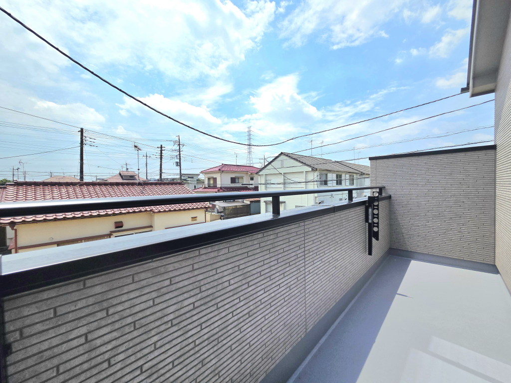 ☆☆　南向きバルコニーの恵み　☆☆ 南からの明るい陽ざしを目一杯浴びる恩恵。
