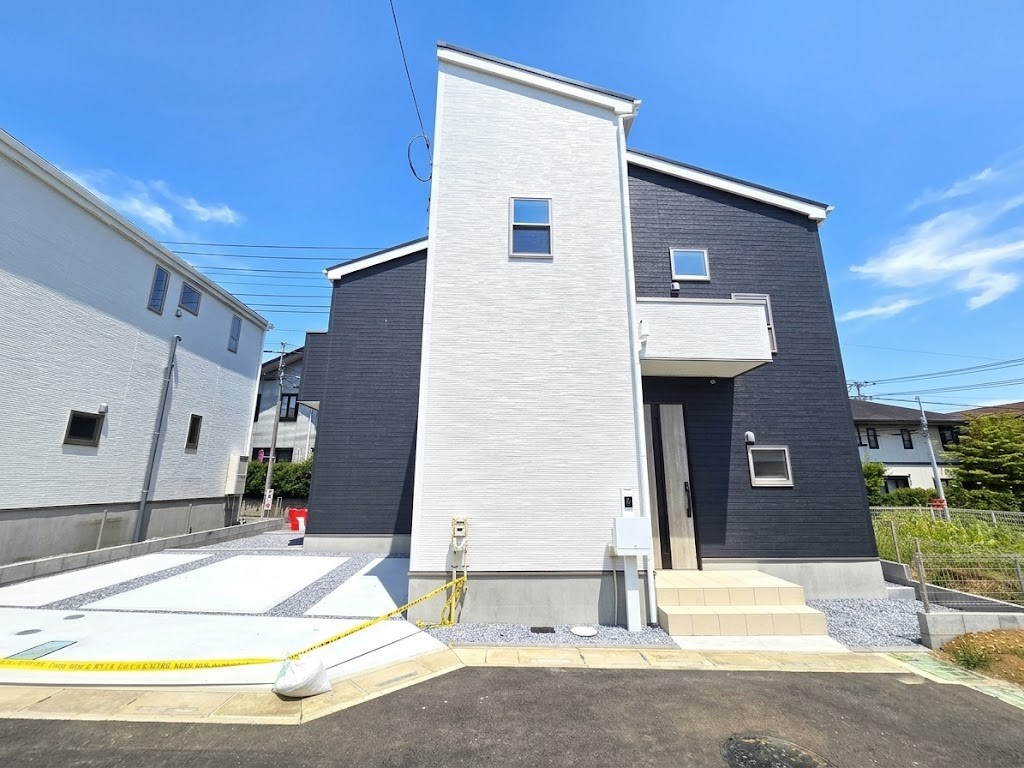 片流れのシャープな屋根形状がモダンな装いを演出します。