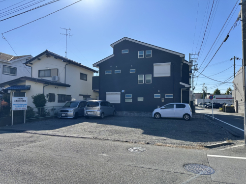 北東側道路含む外観 